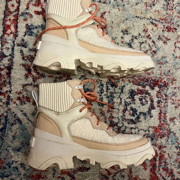 Sorel Cream Lace-Up Boots chunky heel size 9 - Picture 4 of 7